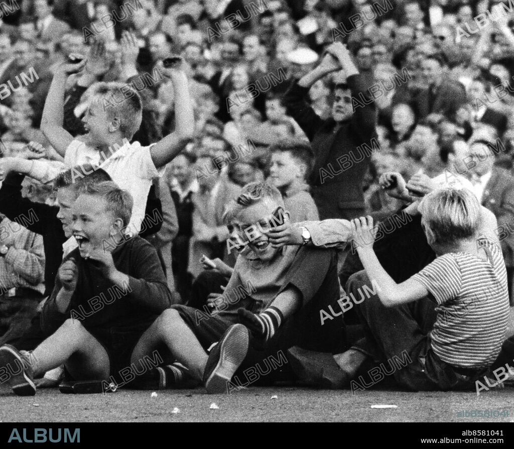 Allsvensk fotboll Skånederby derby HIF Helsingborgs IF - Malmö FF MFF på Olympia i Helsingborg .. Ung sittande publik åskådare jublar sedan HIF tagit ledningen med 2-1.. Foto: Sydsvenskan / IBL Bildbyrå.