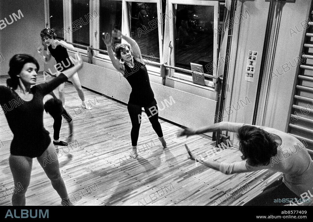 TÄBY 1972-12-12.. Reportage inför MOTIOMERA. Radioprogram.. Sänt under säsongen 1973.. Här ses Kim Myrenberg (längst t.h.), gymnastikdirektör, som arbetar på Spänstitutet i Näsby Park.. Foto: Bo-Aje Mellin / RiR / SVT / Kod: 5600. Bild och reportage publ. i RiR 2/73 sid. 5-7.. RiR 20714 sv/v neg.
