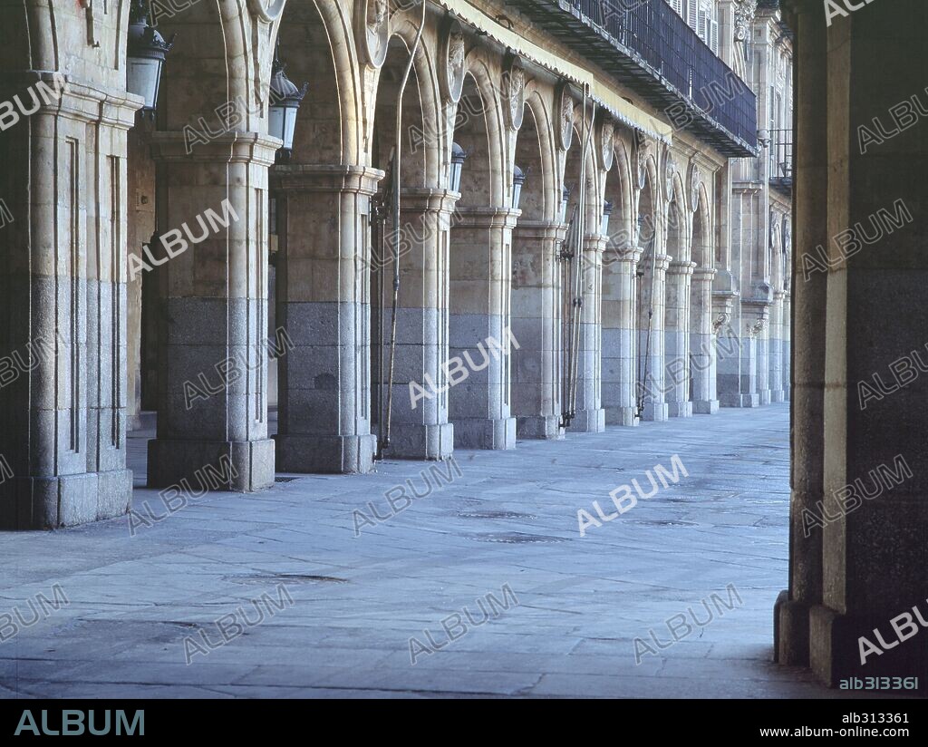 ALBERTO CHURRIGUERA. Arcos en la Plaza Mayor de Salamanca, España. Construida entre 1729 y 1755.