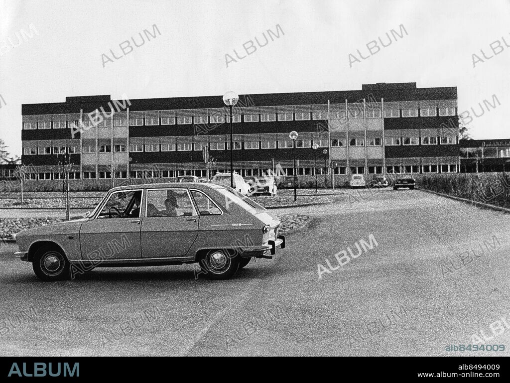 ARKIV SÖDERTÄLJE 19700522. Utanför Blombackagymnasiet i Södertälje sågs Ulla Höglund sista gången i livet när hon skjutsat sin make till en kvällslektion i tyska. Höglund hittades senare mördad i ett friluftsområde 6 km från Södertälje.. Foto: Expressen / Scanpix Kod:192 . ** AFTONBLADET OUT **.