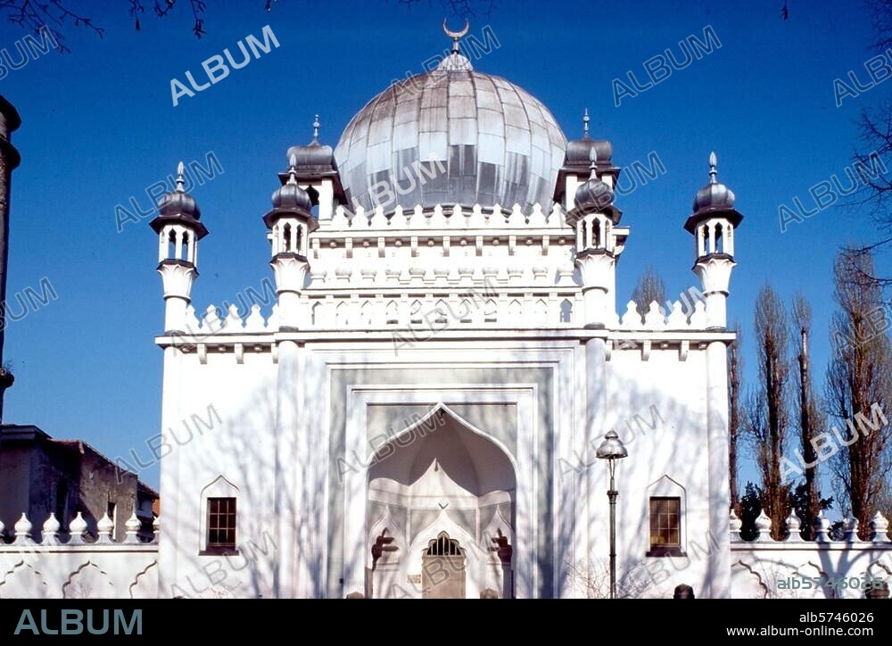 Berlin-Wilmersdorf, Mosque of the Pakistani Islamic Ahmadiya-Anjuman community, Brienner Strasse. (built from 1924-27). Exterior view. Photo, undated.