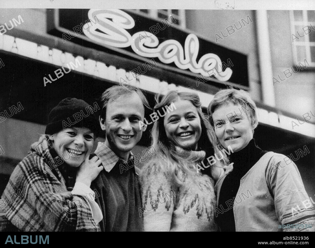 Stockholm 1980-10-28. Mia Benson, Stefan Ringbom, Elisabeth Nordkvist och Märta Tikkanen utanför teatern Scala där "Århundradets kärlekshistoria" spelas . Foto: Ragnhild Haarstad / SvD / TT / kod 12014.