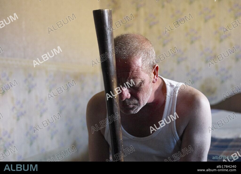 PETER MULLAN en REDENCION [TYRANNOSAUR], 2011 (TYRANNOSAUR), dirigida por PADDY CONSIDINE. Copyright INFLAMMABLE FILMS.