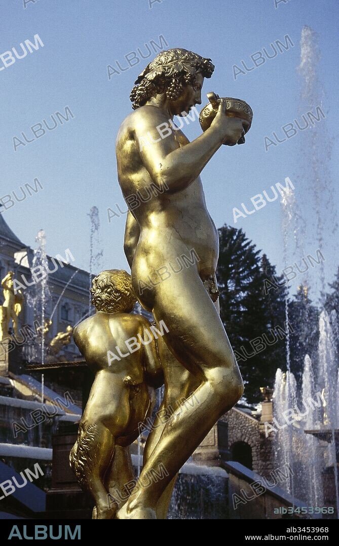 Baco (el Dionisio griego). Hijo de Júpiter y de la ninfa Sémele o la diosa Proserpina. Detalle de la estatua en bronce dorado en la Gran Cascada de Peterhof, frente al Gran Palacio, erigido entre 1714 y 1725 por Pedro I. Alrededores de San Petersburgo. Rusia.