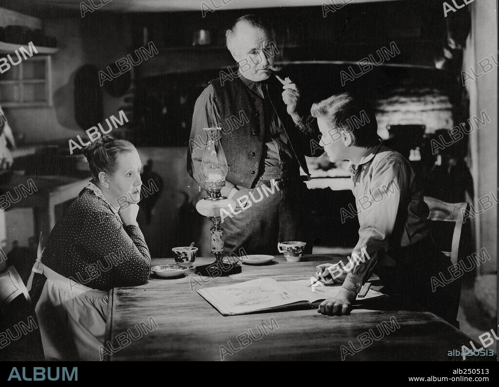DONALD CRISP, RODDY McDOWALL and SARA ALLGOOD in HOW GREEN WAS MY VALLEY, 1941, directed by JOHN FORD. Copyright 20TH CENTURY FOX.