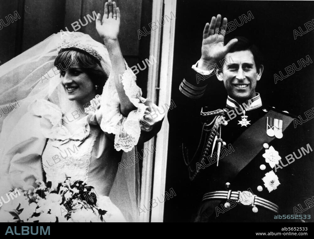 Charles, Prinz v. Wales brit. Thronfolger, geb. am 14.11.1948 in London. Hochzeit von Prinz Charles mit Lady Diana Spencer am 29.7.1981 in London: Das frischvermählte Paar winkt vom Balkon des Buckingham-Palastes der versammelten Menschenmenge zu. Foto.