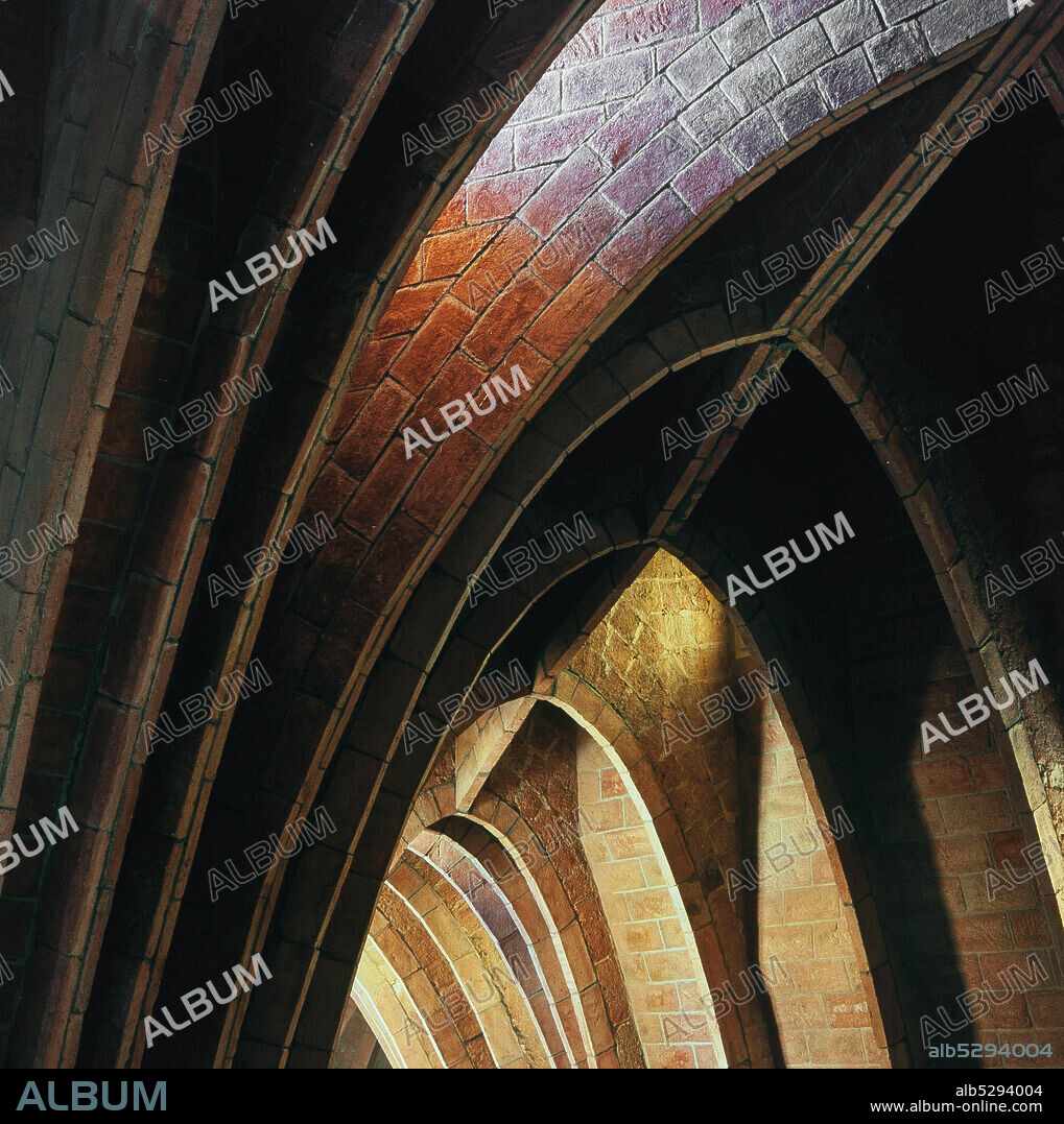 ANTONI GAUDÍ. Casa Milà (La Pedrera), obra de Antoni Gaudí en Barcelona. Detalle de los arcos parabólicos del desván.