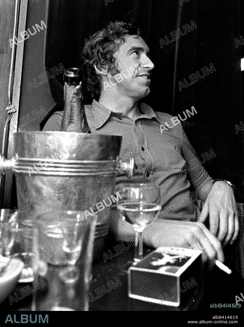 ARKIV 1970-04-08. Reklammannen Tom Hård af Segerstad sitter och röker med en flaska champagne på kylning på nattklubben "Alexandra" i Stockholm 8:e april 1970.. Foto: Gunnar Källström / DN / SCANPIX / Kod: 192. **SvD OUT**.