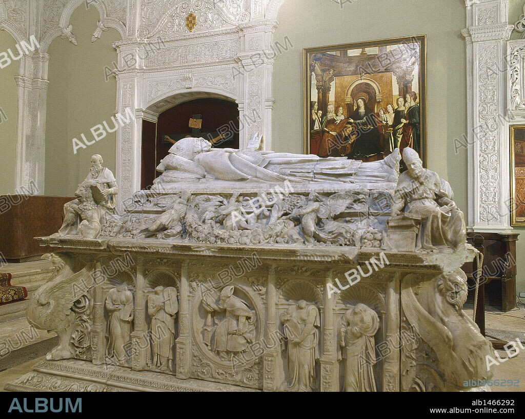 CISNEROS, Francisco Jiménez de (Torrelaguna,1436-Roa,1517). Eclesiástico y estadista español. Medió entre Fernando el Católico y Felipe el Hermoso, convirtiéndose en regente a la muerte del primero. SEPULCRO DEL CARDENAL CISNEROS, iniciado por Domenico FANCELLI y finalizado por Bartolomé ORDOÑEZ (s. XVI). Iglesia de San Ildefonso. ALCALA DE HENARES. Comunidad de Madrid. España.