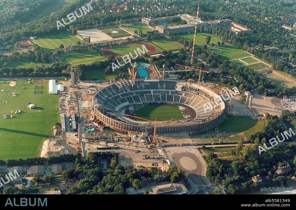 Berlin (Germany), Olympiastadion. (Olympic Stadium) and Reichs Sports Field (built 1934-36 for the 1936 Olympic Games; Architect: Werner March). Bird's-eye view of the stadium. Aerial photo, August 2002.