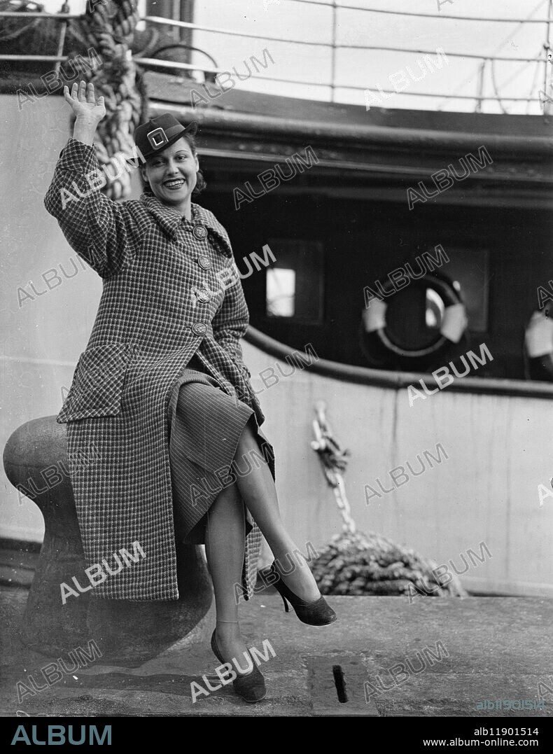 American Blues singer here . Miss Carolyn Marsh , the American ' blues singer ' , arrived at Southampton aboard the Bremen from the United States accompanied by her husband , Mr Jose E Nieto . Photo shows , Miss Carolyn Marsh on arrival at Southampton . 10 March 1936.