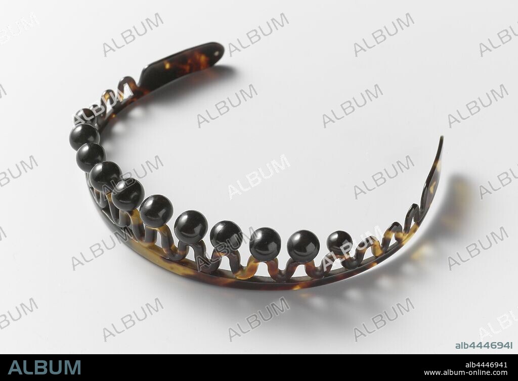 Plastic diadem with turtle motif, three-quarter circular with spheres on the wavy edge, three-quarter circular with eleven spheres on the wavy edge., anonymous, Netherlands (possibly), c. 1890 - c. 1914, geheel, gluing, h 4 cm × d 16 cm.