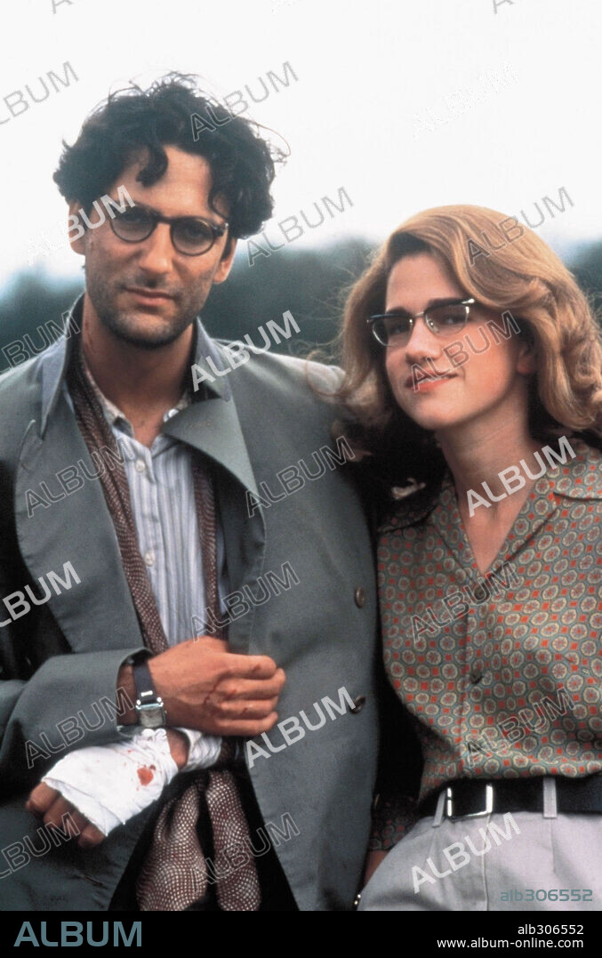 ERNESTO ALTERIO y HEDY BURRESS en LOS AÑOS BARBAROS, 1998, dirigida por FERNANDO COLOMO. Copyright SOGETEL.