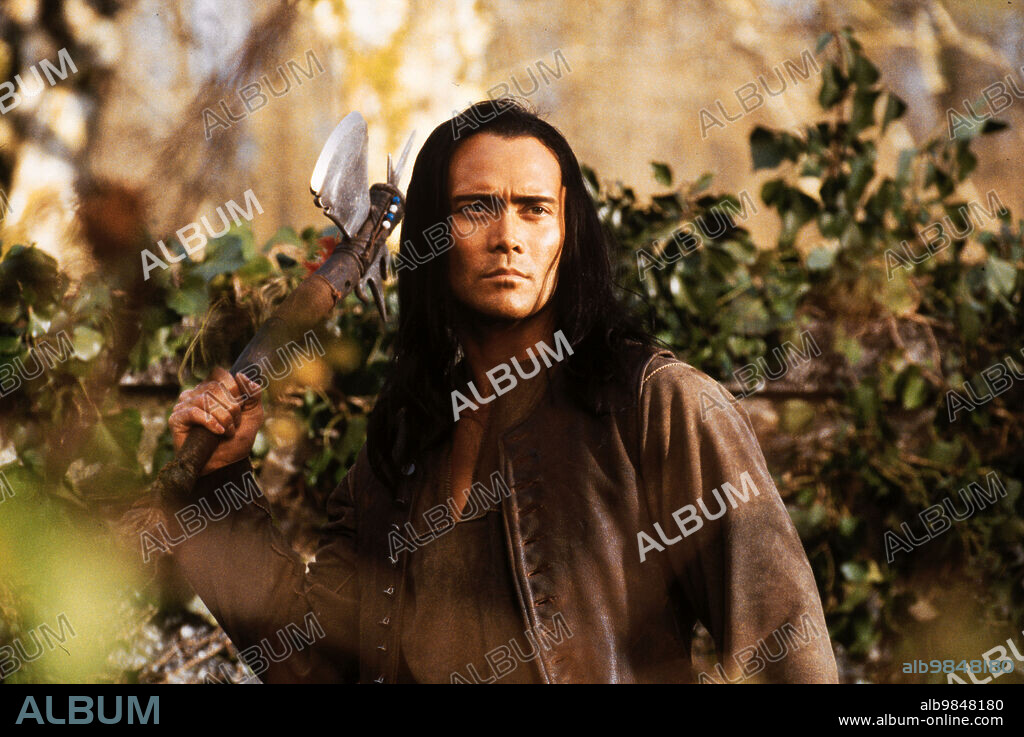 MARK DACASCOS en EL PACTO DE LOS LOBOS, 2001 (LE PACTE DES LOUPS), dirigida por CHRISTOPHE GANS. Copyright DAVIS FILMSESKWAD/STUDIOCANAL/TF1 FILMS PRODUCTION.