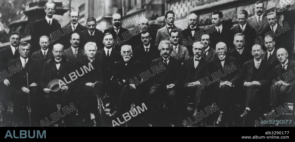 Quinto Consejo Solvay de Física. Grupo de científicos asistentes al acto celebrado en Bruselas en 1927 integrado por (de izquierda a derecha y de atrás a delante): Picard, Auguste (1884-1962); Henriot,Émile (1885-1961); Ehrenfest, Paul (1880-1933); Herze, Edouard (1877-1936); Donder, Théophile de (1872-1957); Schrodinger, Erwin (1887-1961); Verschaffelt, Jules-Émile (1870-1955); Pauli, Wolfgang Ernst (1900-1958); Heisenberg, Werner (1901-1976); Fowler, Ralph Howard (1889-1944); Brillouin, Léon (1889-1969); Debye, Peter (1884-1966); Knudsen, Martin (1871-1949); Bragg, William Lawrence (1890-1971); Kramers, Hendrik Anthony (1894-1952); Dirac, Paul Adrien Maurice (1902-1984); Compton, Arthur Holly (1892-1962); Broglie, Louis-Victor de(1892-1987); Born, Max (1882-1970); Bohr, Niels (1885-1962); Langmuir, Irving (1881-1957); Plank, Max (1858-1947); Curie, Marie (1867-1903); Lorentz, Hendrik Antoon (1853-1928); Einstein, Albert (1879-1955); Langevin, Paul (1872-1946); Guye, Charles-Eugène (1866-1942); Wilson, Charles Thompson Rees (1869-1959); Richardson, Owen Willans (1879-1959). Año 1927.
