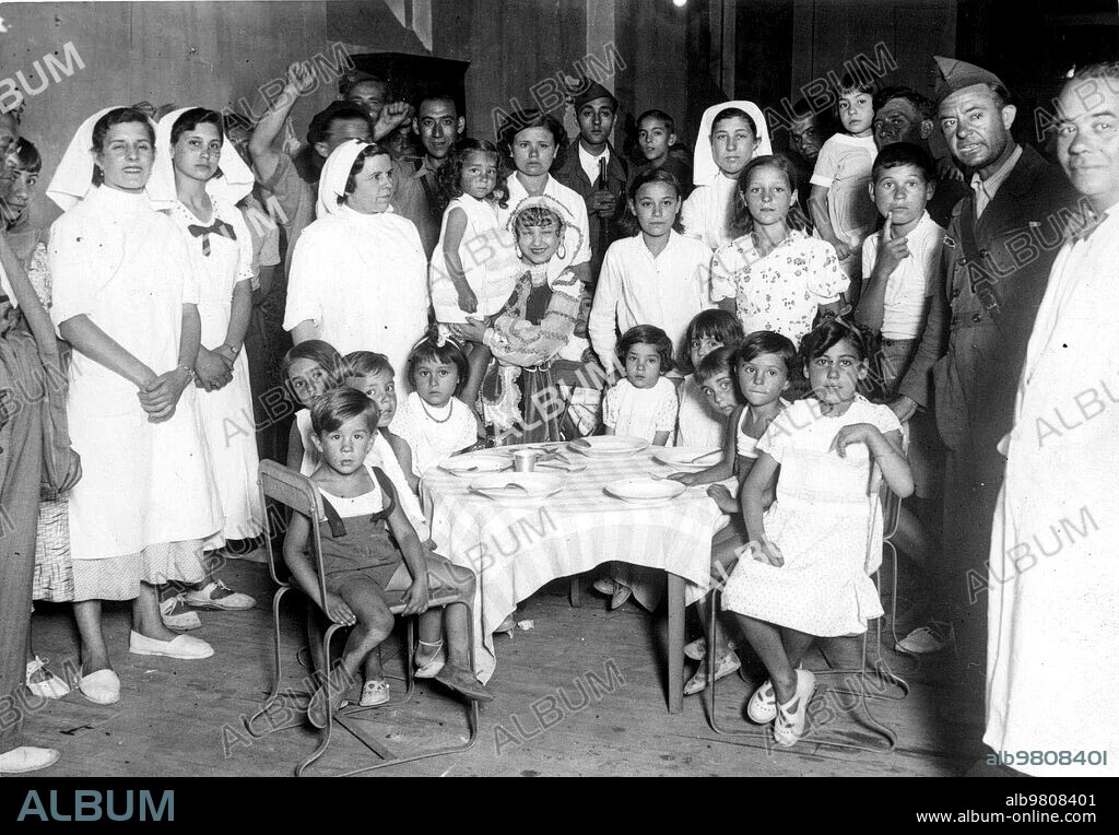 ALFONSO SÁNCHEZ PORTELA. August 16, 1936. The meeting of Anti-Fascist Women of the Vallecas bridge, who gave lunch and dinner daily in the blood hospital of said district to about sixty children of the militiamen. In Photography, a party for the children.