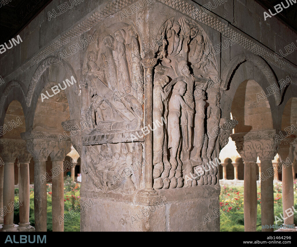 ARTE ROMANICO. ESPAÑA. CLAUSTRO del MONASTERIO DE SANTO DOMINGO DE SILOS. La construcción se inició a finales del siglo XI y finalizó en el XII. Detalle de un ángulo decorado con dos bajorrelieves. Santo Domingo de Silos. Provincia de Burgos. Castilla-León.