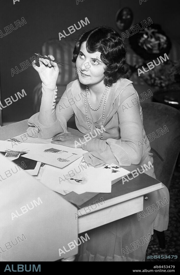 STOCKHOLM 1930 Skådespelerskan Elisabeth Frisk (1909-1986) i sitt hem.. Foto: TT Historical / kod 1900.