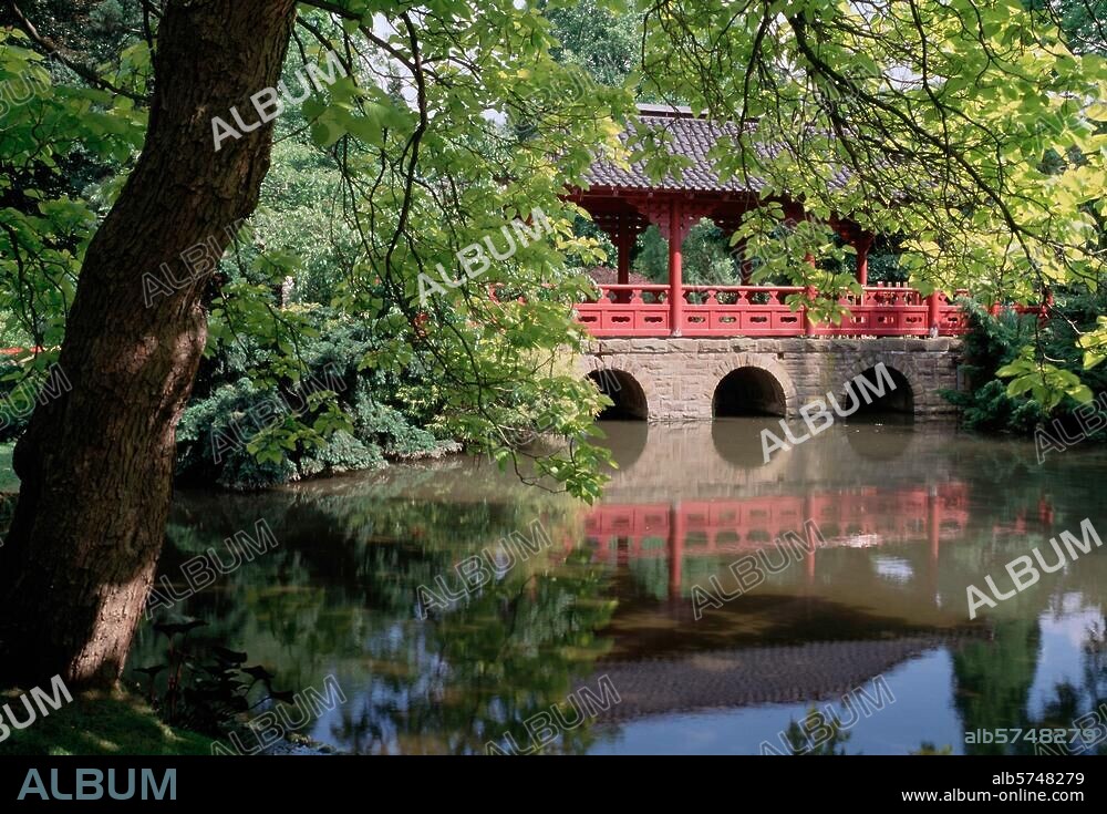 Leverkusen, Japanischer Garten / Blick auf die Brücke © Annet van der Voort 6 × 9 cm.