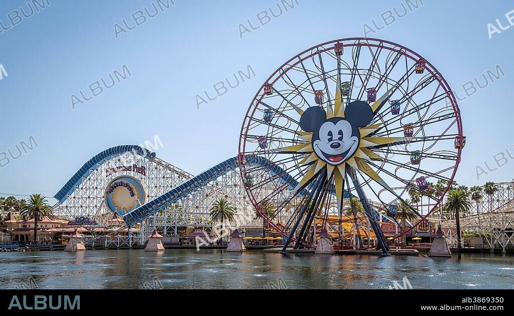 Ferris Wheel Mickey's Fun Wheel and Roller Coaster California Screamin', in front Lake Paradise Bay, California Adventure Park, Disneyland Resort, Anaheim, California, USA