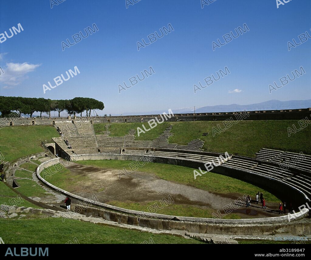 Turistas visitando el ANFITEATRO, construido en el año 80 a. C. y con una capacidad para veinte mil personas. POMPEYA. La Campania. Italia.