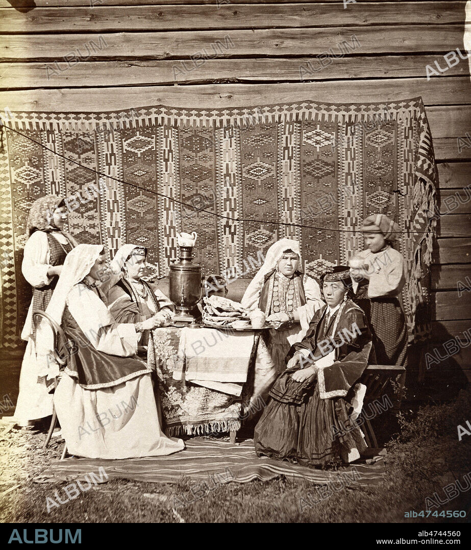 Femmes tatares buvant du the , Russie, province de Kazan. Photographie Yvan RAOULT vers 1870 .Fin du 19eme siecle. Credit : Collection NBL/KHARBINE-TAPABOR.
