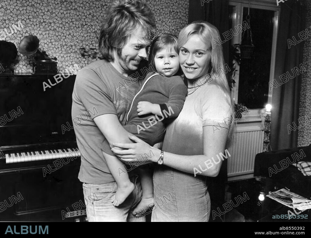 Stockholm 1974-12-07. Hemma hos Björn Ulvaeus och Agnetha Fältskog, här tillsammans med dottern Linda.. Foto: Jacob Forsell / Expressen / TT / Kod: 14. ** AFTONBLADET OUT **.