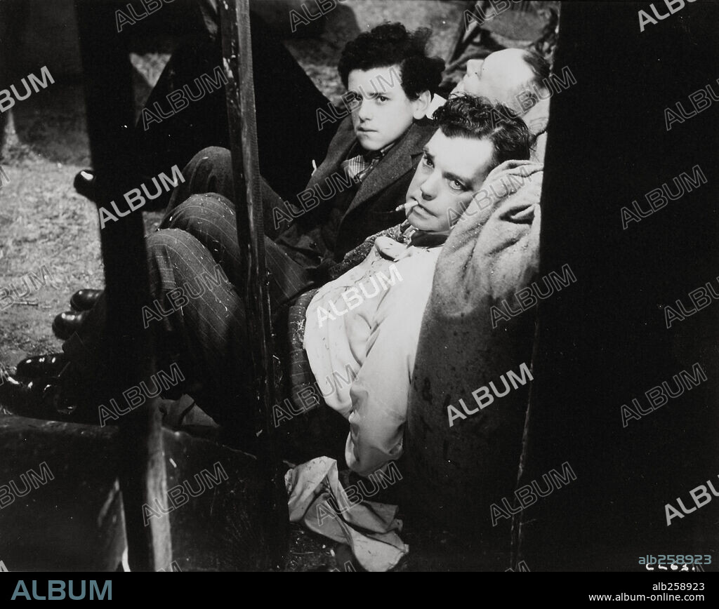 GEORGE COLE and LESLIE BANKS in COTTAGE TO LET, 1941, directed by ANTHONY ASQUITH. Copyright GAINSBOROUGH FILMS.