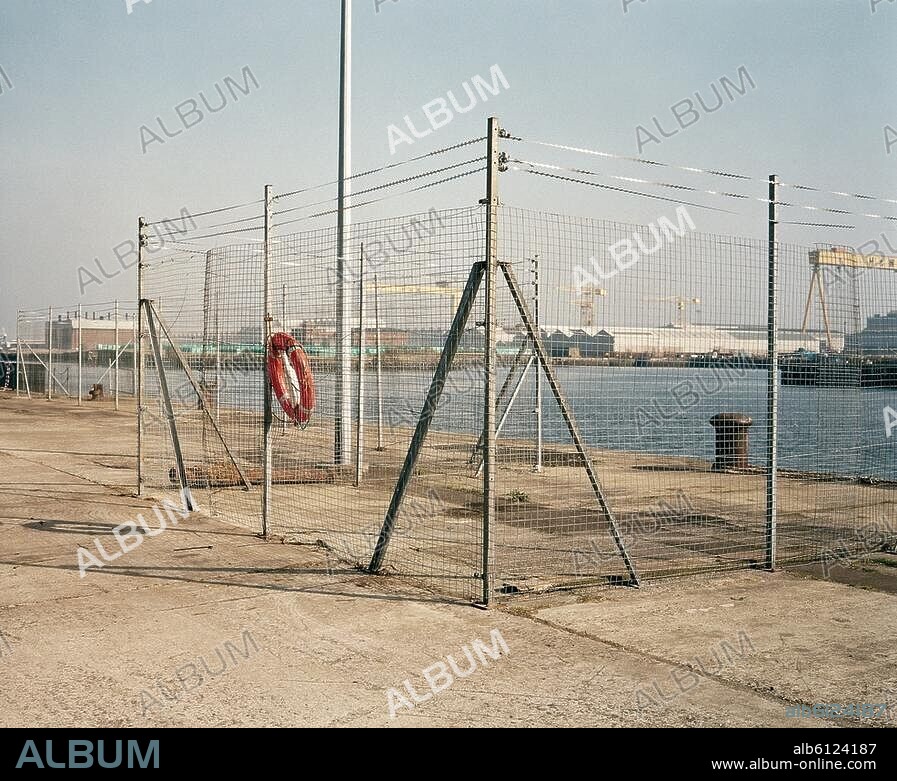 Belfast (Prov. Ulster, Nordirland), Hafen.-Rettungsring am Sea Cat Terminal (Fähre) am Donegall Quay.-Foto, 2001. Aus der Serie: "Topography of the Titanic".