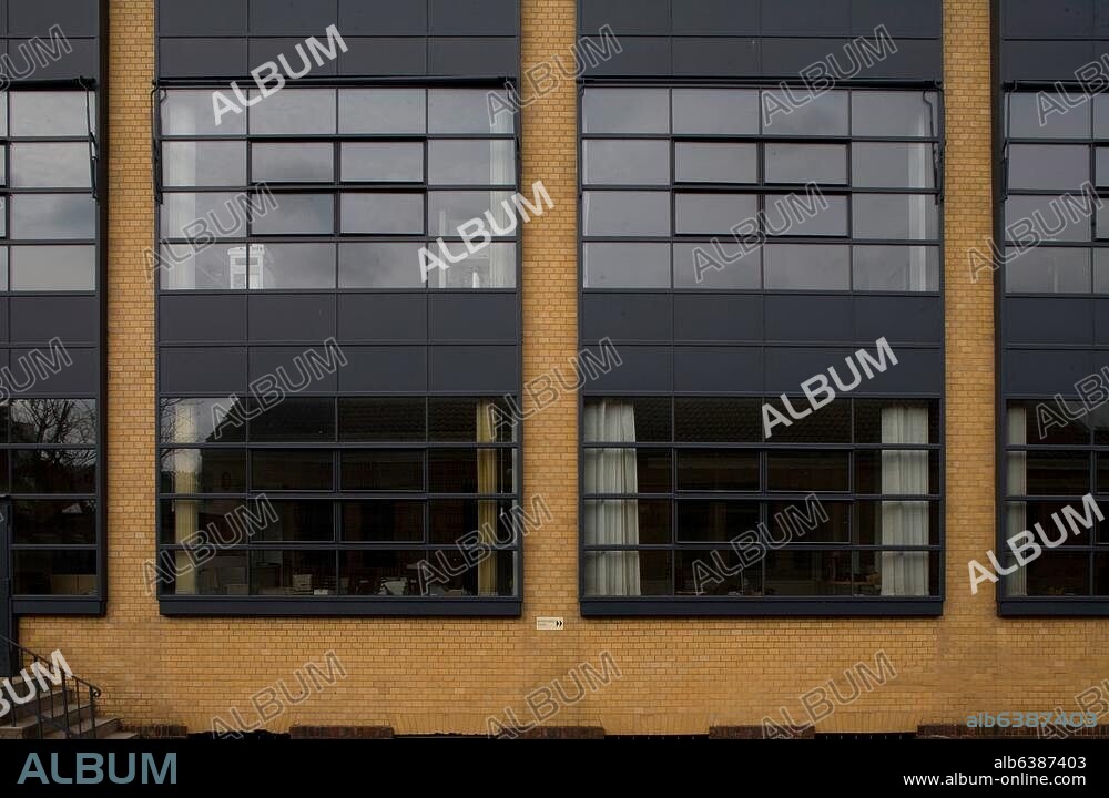 Alfeld an der Leine (Lower Saxony), Fagus Works (built 1911-12; architects: Walter Gropius and Adolf Meyer. Glass and concrete).-View of the glass facade on the main building seen from south east.-Photo, March 2009.
