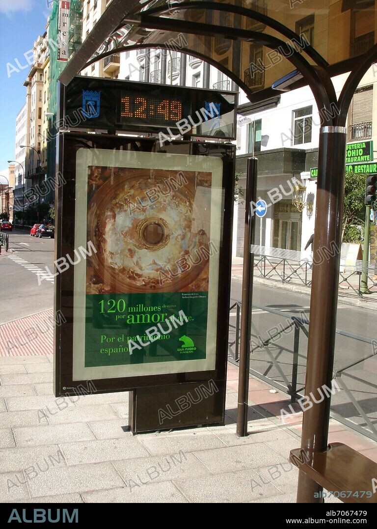 MARQUESINA DE AUTOBUSES CON ANUNCIO PUBLICITARIO DE CAJA MADRID Y RELOJ DIGITAL.