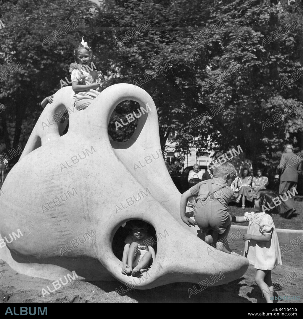 STOCKHOLM 1949-07-07. Parklek. Sveriges modernaste skulptur av Egon Möller Nielsen i Humlegårdentogs genast i besittning av barnen.. Foto: Bo Jacobson / DN / TT / Kod: 192. ** SVD OUT **.