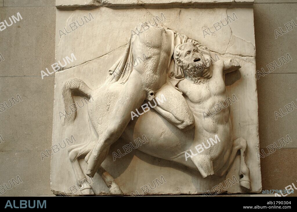ARTE GRIEGO. ESTILO CLASICO. METOPA DEL LADO SUR DEL PARTENON (s. V a. C.). HEROE ATENIENSE LUCHANDO CON CENTAURO. Metopa II. Realizada seguramente por Fídeas o alguno de sus discípulos. Acrópolis de Atenas. Grecia. Depositada en el Museo Británico. Londres. Inglaterra. Reino Unido.