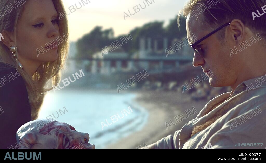 ALEXANDER SKARSGARD y MIA GOTH en PISCINA INFINITA, 2023 (INFINITY POOL), dirigida por BRANDON CRONENBERG. Copyright Elevation Pictures.
