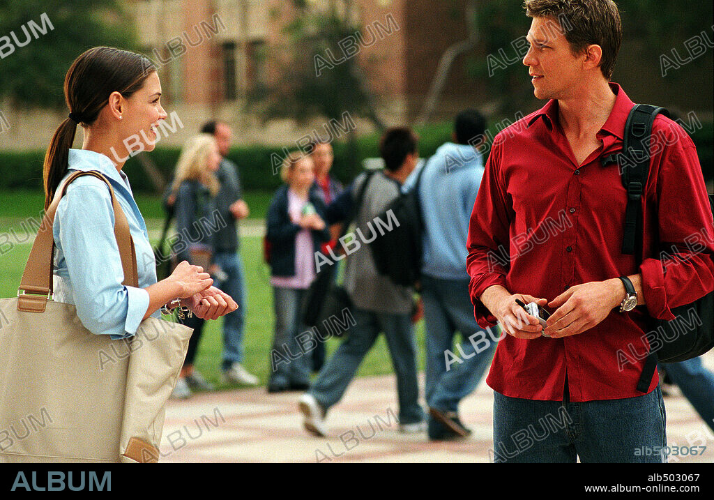 KATIE HOLMES y MARC BLUCAS en UNA HIJA DIFERENTE, 2004 (FIRST DAUGHTER), dirigida por FOREST WHITAKER. Copyright 20TH CENTURY FOX / LOSS, CHRISTINE.