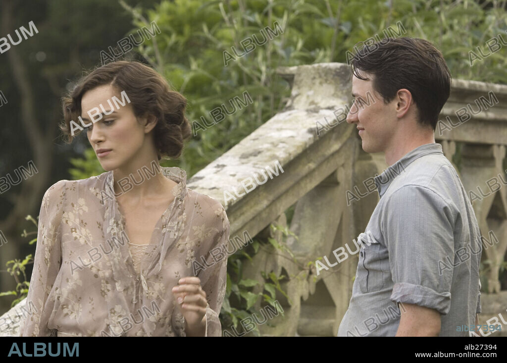 JAMES MCAVOY and KEIRA KNIGHTLEY in ATONEMENT, 2007, directed by JOE WRIGHT. Copyright WORKING TITLE FILMS / BAILEY, ALEX.