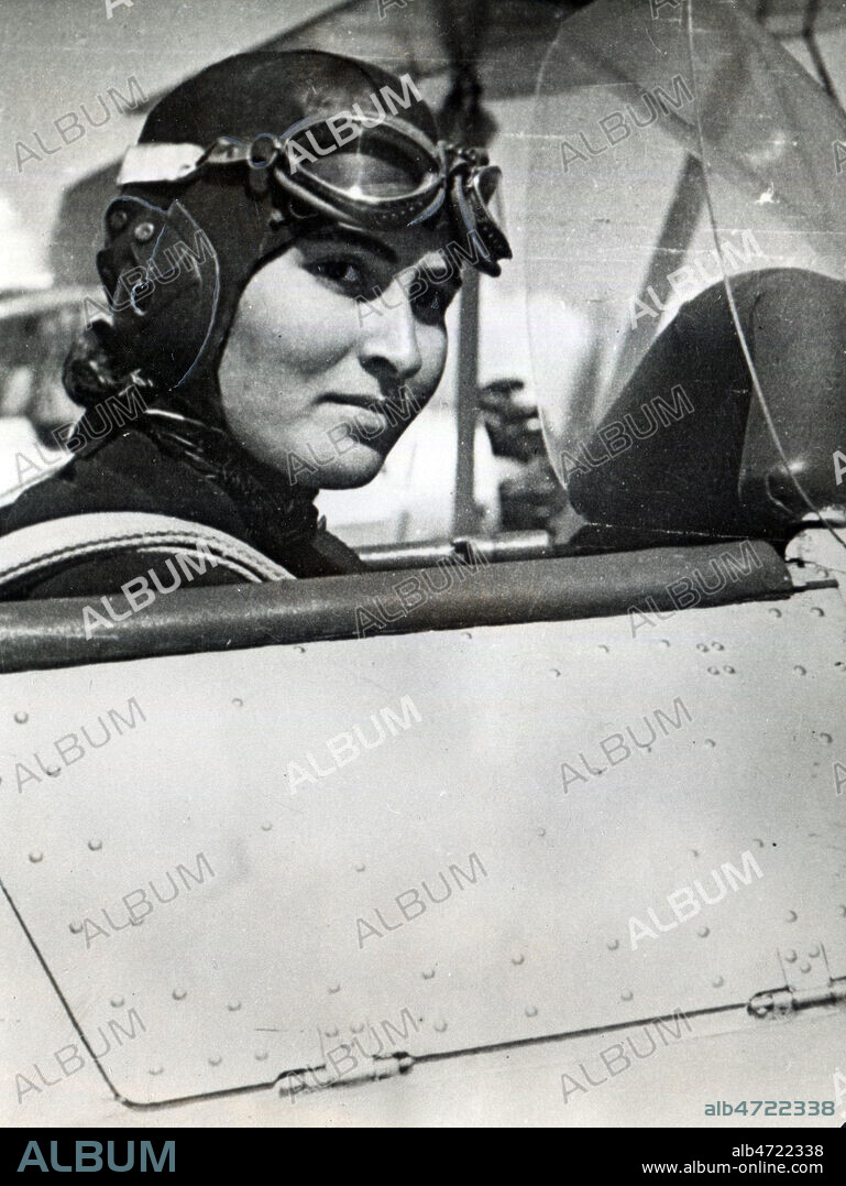 Turquie : Sabiha Gokçen (1913-2001), fille adoptive de Mustafa Kemal Ataturk (l'une des premieres femmes pilotes de chasse au monde, elle fut aussi la premiere femme pilote de l'armee turque. En 1937, elle prend part, en tant que pilote, à la campagne militaire contre les kurdes dans la region de Toundjeli). Credit : Collection Pineau/Kharbine-Tapabor.
