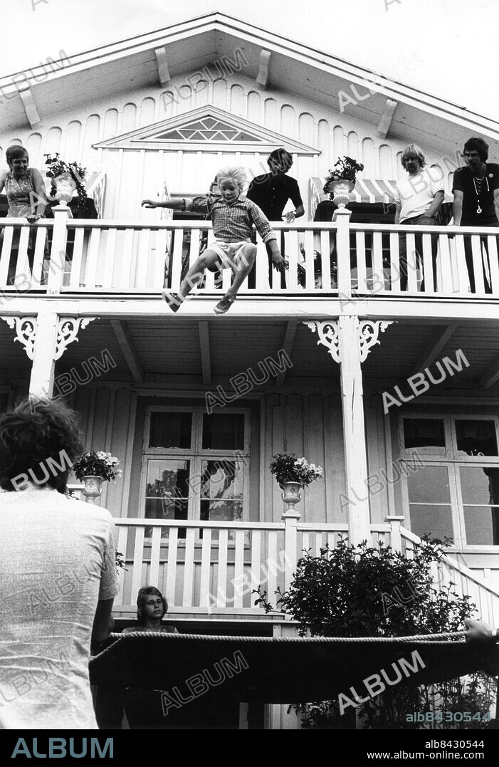 1973.. DEN VITA STENEN TV-serie i tretton delar av Gunnel Linde i regi av Göran Graffman. Sänt första gången 1973-10-06 Hopp Höga höjder Brandsegel persons: ULF HASSELTORP sites: SVERIGE.