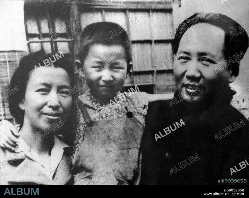 Mao Zedong with Jiang Qing and their daughter Li Na in Yan'an.