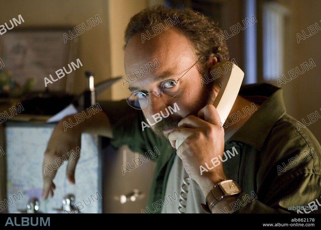 PAUL GIAMATTI en LA JOVEN DEL AGUA, 2006 (LADY IN THE WATER), dirigida por M. NIGHT SHYAMALAN. Copyright WARNER BROS. PICTURES / MASI, FRANK.