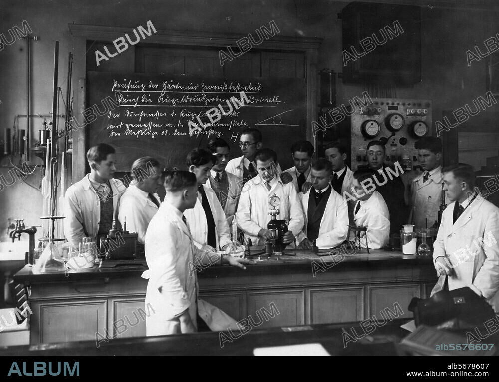 Pädagogik / Schule:. Physikunterricht. Oberschüler bei einem physikalischen Experiment. Foto (unbeschriftet), um 1930.