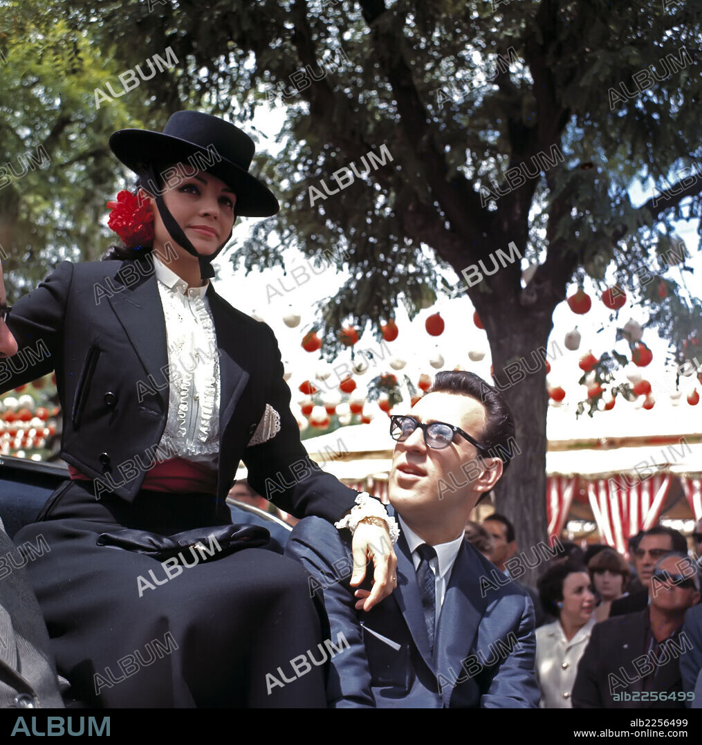 SEVILLA , CARMEN. CARMEN GARCIA GALISTEO. ACTRIZ Y CANTANTE ESPAÑOLA. SEVILLA 1930 -. FOTO JUNTO A SU PRIMER MARIDO , AUGUSTO ALGUERO , EN LA FERIA DE SEVILLA DE 1963.