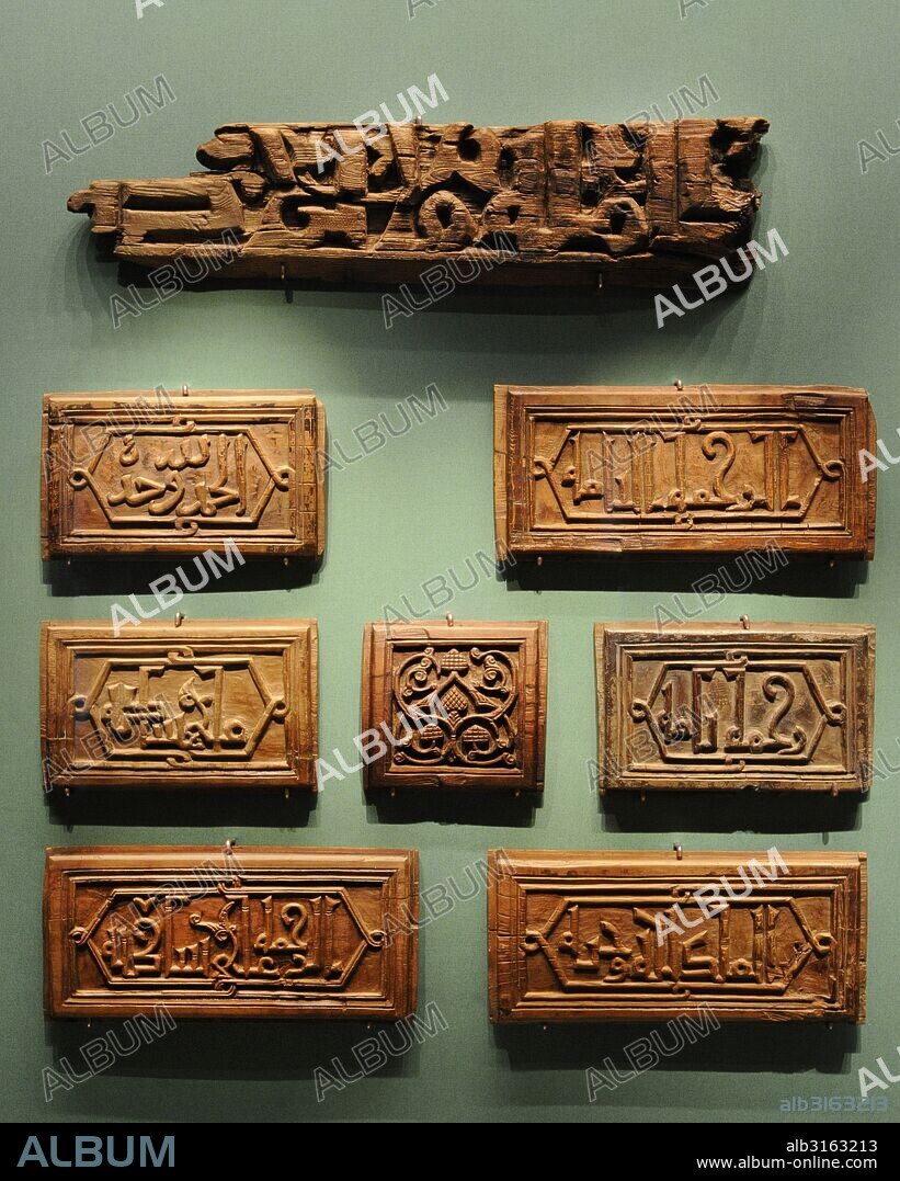 ARTE ISLAMICO. Egipto. Edad Media. Placas (posiblemente de una estantería) Madera tallada. Caligrafía árabe. Egipto. Siglos XII-XIII. Museo del Hermitage (The State Hermitage Museum). San Petersburgo. Rusia.