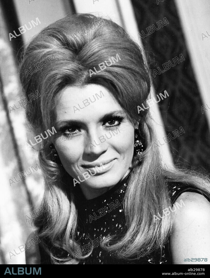 ANGIE DICKINSON in YOUNG BILLY YOUNG, 1969, directed by BURT KENNEDY. Copyright UNITED ARTISTS.