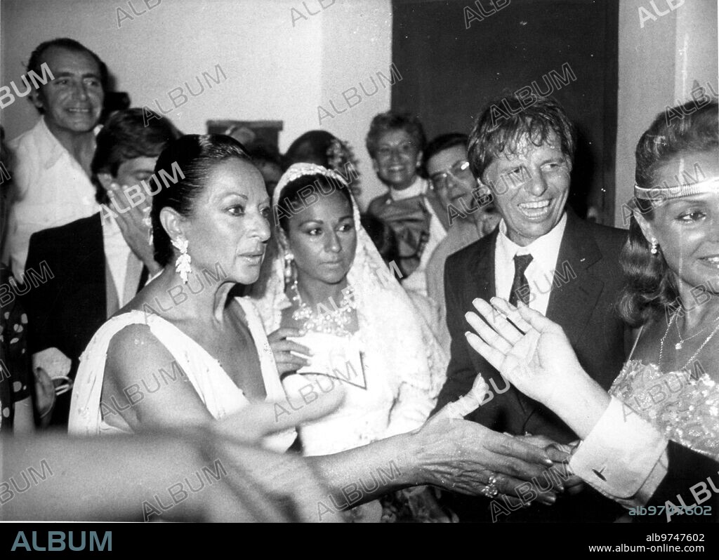 Marbella (Málaga), 08/25/1983. Lolita Flores' wedding with Guillermo Furiase. In the image, Lola Flores asks for calm, along with her daughter Lolita, El Cordobés and Carmen Sevilla.