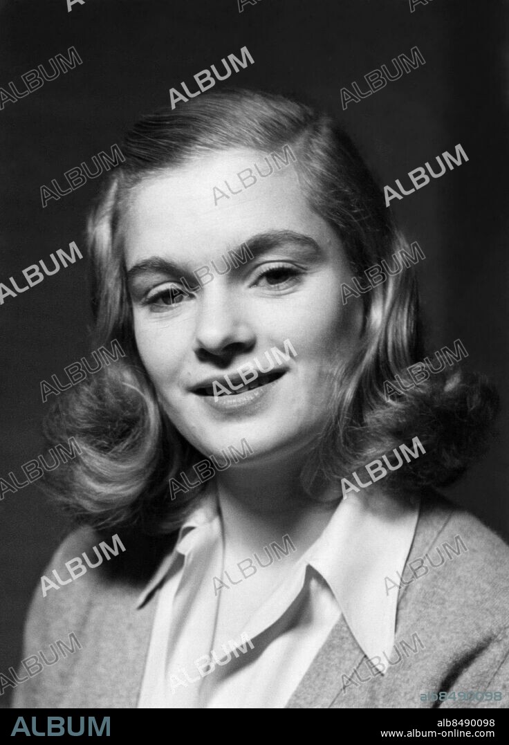 ARKIV 19420105.. Eva Henning, skådespelerska.. Foto: Sören Hoffman / SVT / Kod: 5600. Bild publ. i RiR 3/42 och RiR 49/83.. Mapp: Henning, Eva.