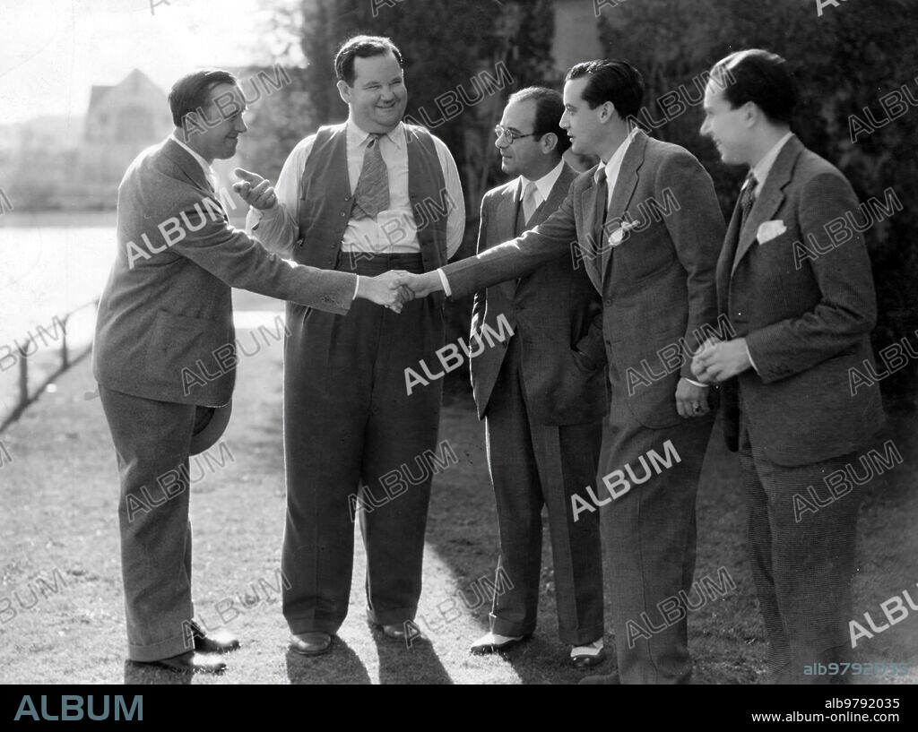 1929. North American Studios, when Sound Cinema began, Hired Spanish Writers and Actors for the production of Films Spoken in Spanish. Here we see Ugarte, Edgar Neville and López Rubio in Hollywood, greeting the popular Stan Laurel and Oliver Hardy.