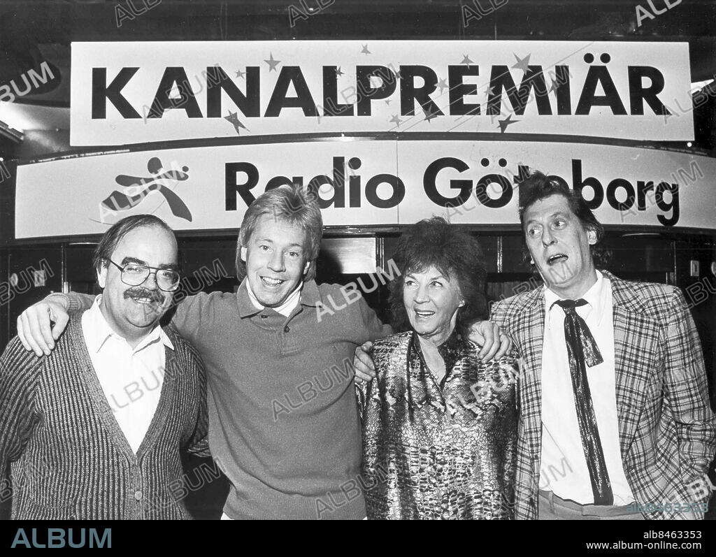 GÖTEBORG 1987-11-10.. Radio Göteborg bjuder upp - från vänster ses Leif Loket Olsson, Ulf Källvik, sångerskan Thory Bernhards och Lasse Brandeby som Kurt Olsson. *** Local Caption *** GP Foto: Roger Granat / Kamerareportage / TT / Kod: 2524.