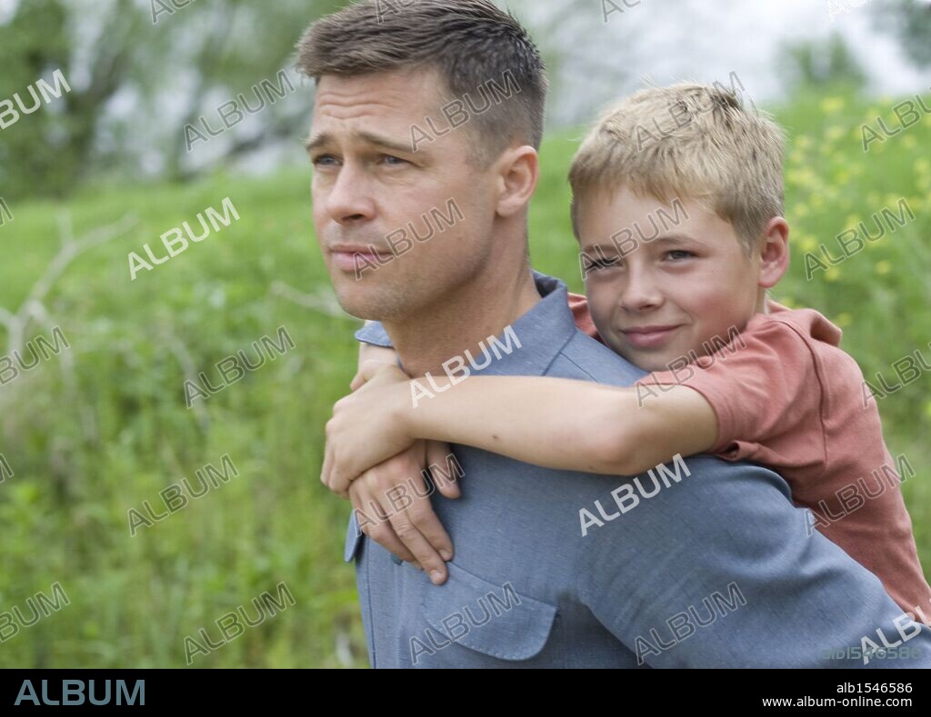 BRAD PITT et LARAMIE EPPLER dans THE TREE OF LIFE, 2011, réalisé par TERRENCE MALICK. Copyright PLAN B ENTERTAINMENT.