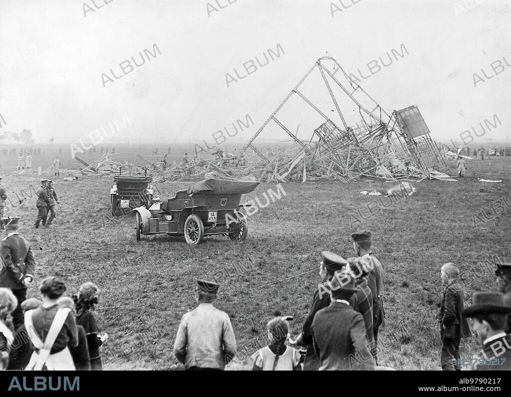 Octubre 1913. Después de una catástrofe Aeronaútica. Restos del dirigible Aleman "Zeppelin L. Ii", después del incendio que lo Destruyó y Causó la muerte de 25 Personas.